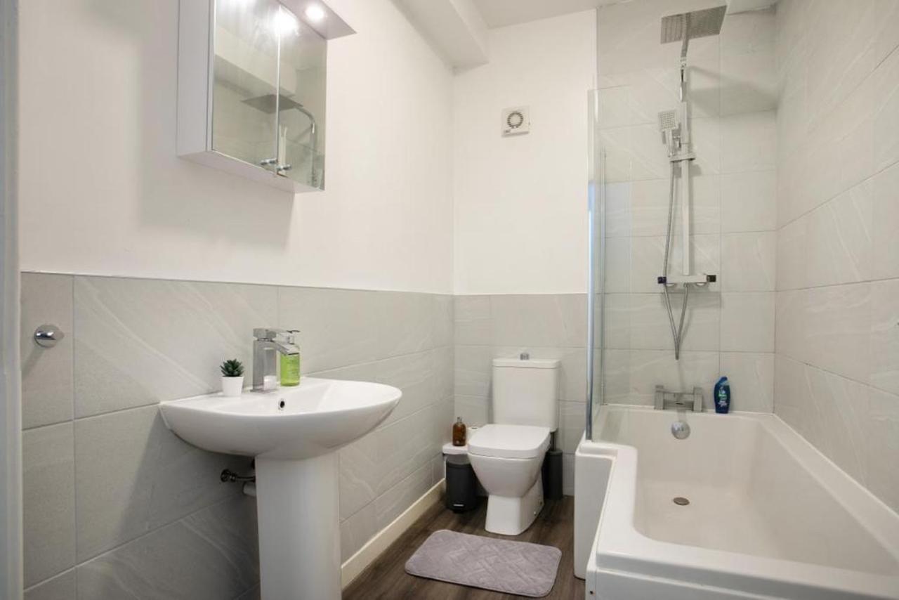 Spacious 2 Bedroom Apartments - 5 Mins From Qmc, Universities And City Centre! 노팅엄 외부 사진